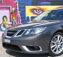 Saab 9-3 Aero SportCombi: Der zentrale Kühlergrill mit seinem Flügel-Motiv und die U-förmige Muschelschalen-Optik der Motorhaube waren zum ersten Mal beim Konzeptfahrzeug Aero X zu sehen.